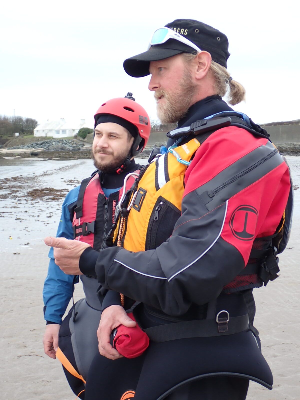 P3072343 2025.12.06: Mirco in da House, Wales, Skócia, óceáni kajakozás: Mirco Goldhausen, Sea Kayaking Anglesey