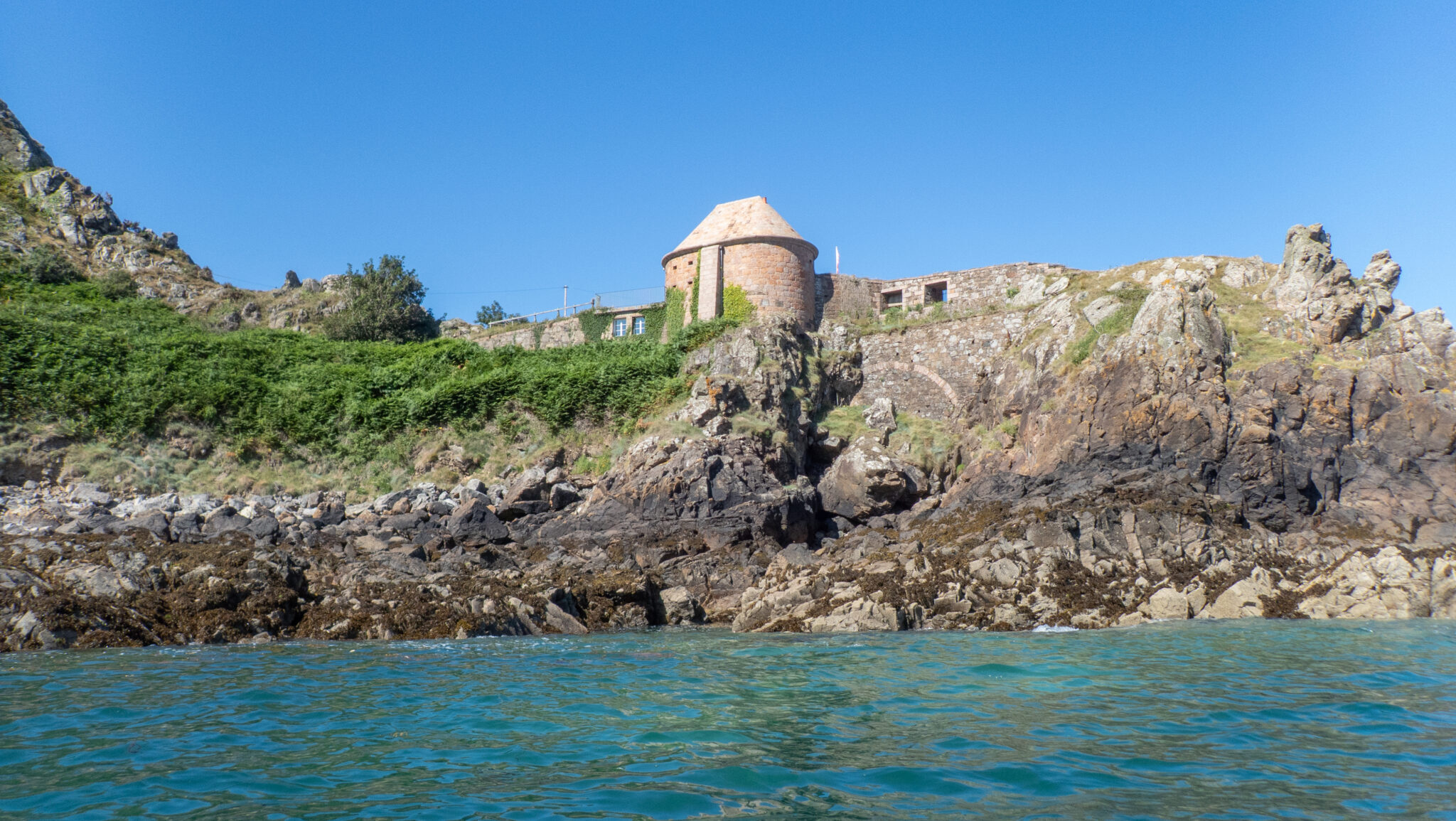 P7100016 2026.07.12-16: Jersey & Sark – Árapály, Áramlás, Óceáni kajakozás tengerikajakos képzés